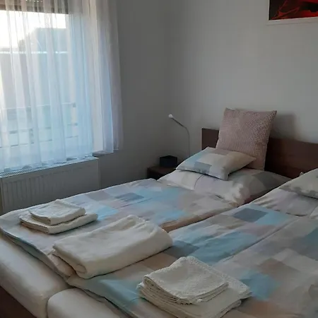 Eszter * Ντέμπρετσεν