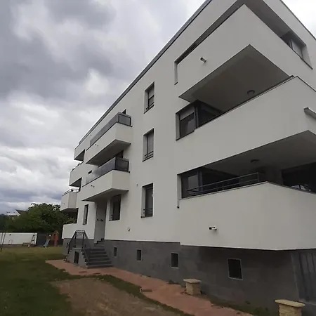 Eszter * Ντέμπρετσεν